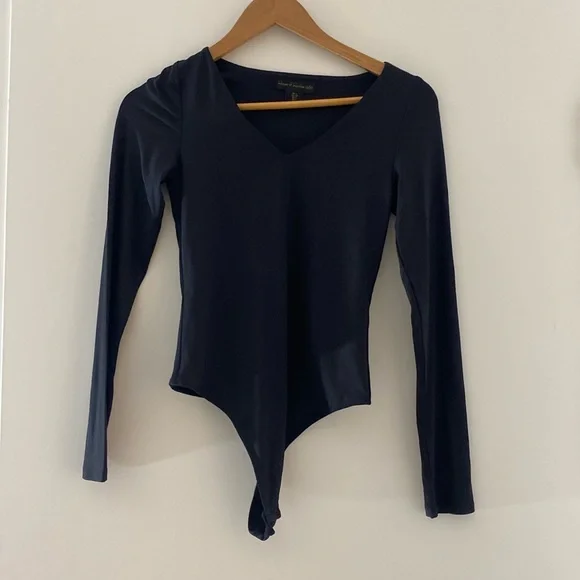 House of Harlow Black Long Sleeve V- Neck Thong Bodysuit w/ Snap Crotch - Picture 3 of 9